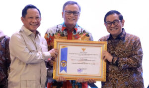 Mendagri Tito Karnavian memberikan penghargaan kepada Inspektur DKI Jakarta, Dhany Sukma